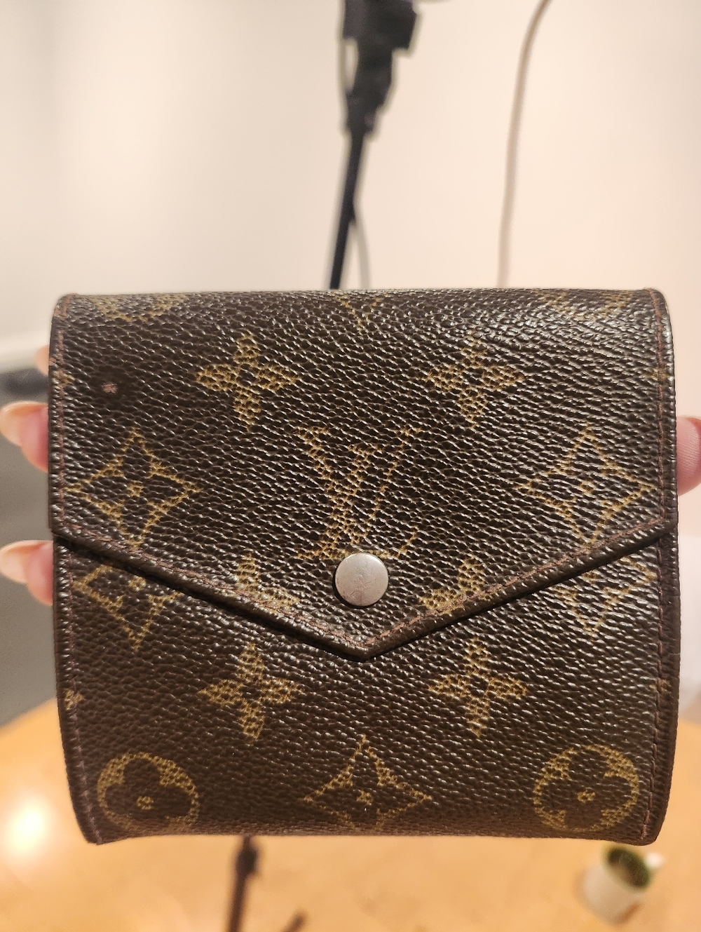 LV  Trifold